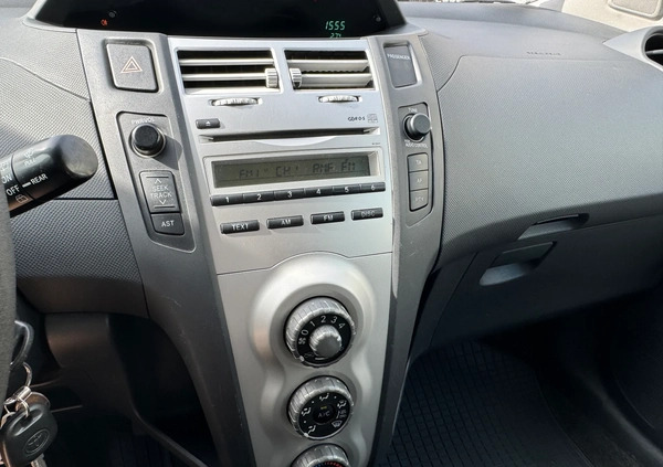 Toyota Yaris cena 9700 przebieg: 305000, rok produkcji 2006 z Połaniec małe 79